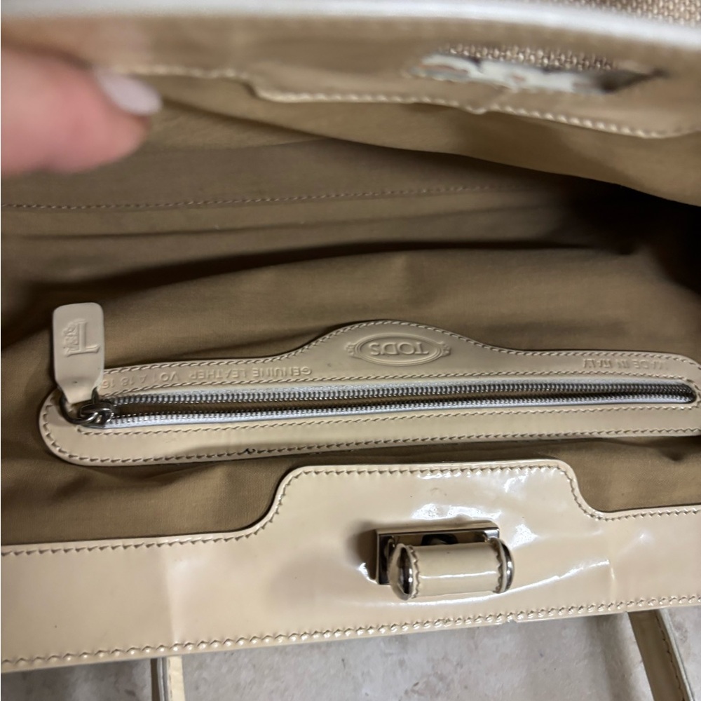 Authentic vintage Tod's Cream and Beige Shoulder Bag with Gloss Trim - Picture 8 of 12